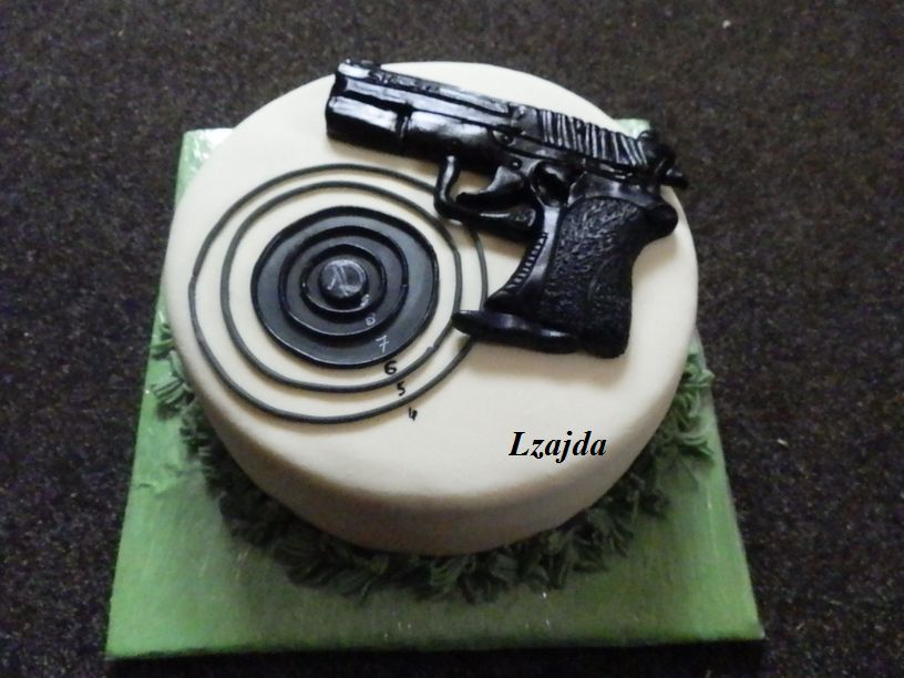 s pistolí
