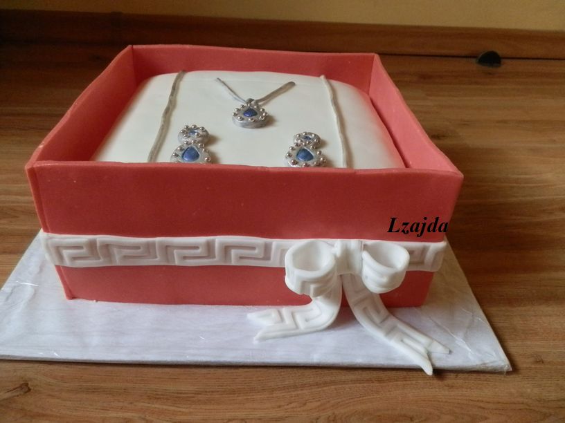 dárková krabička se šperky z boku